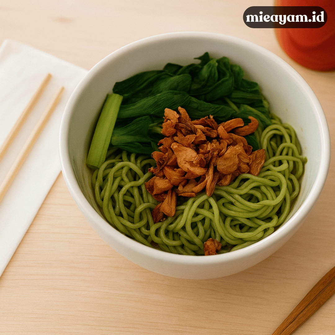 Mie Ayam Hijau dari Bayam yang Sehat dan Menarik Disajikan