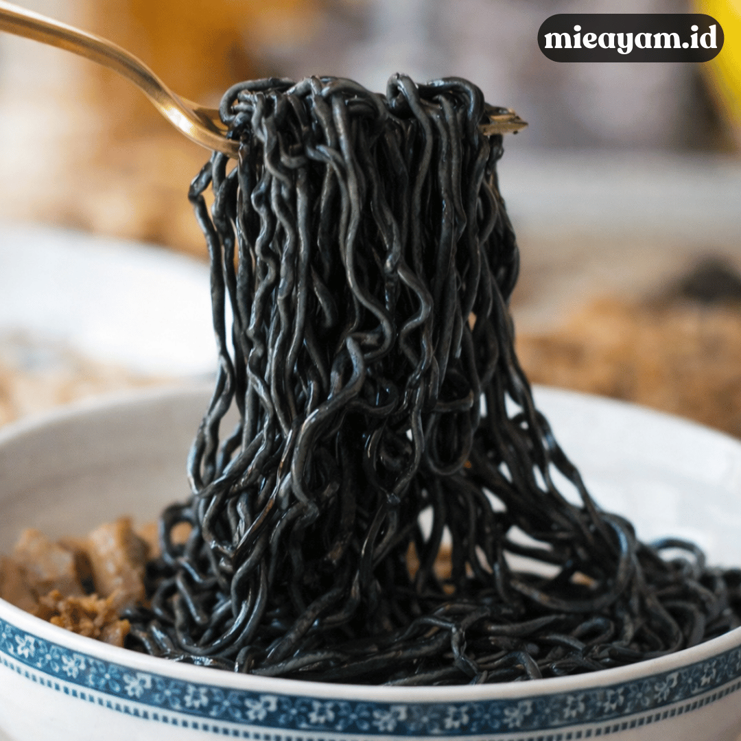 Mie Ayam Hitam Arang, Penampilan Unik Rasa Fantastis